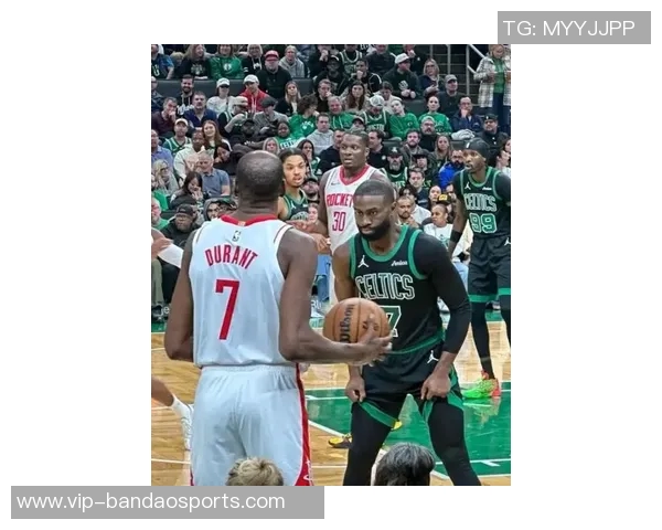 马祖拉赞杰伦布朗下半场表现出色关键进攻篮板助球队逆转胜利 马祖拉赞杰伦布朗下半场表现出色关键进攻篮板助球队逆转胜利