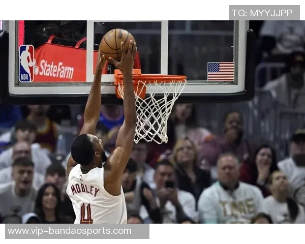 小莫布里首秀表现亮眼18分钟内贡献12分6板2助助力球队胜利 小莫布里首秀表现亮眼18分钟内贡献12分6板2助助力球队胜利