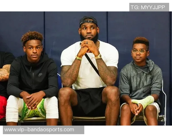 詹姆斯与三个孩子同穿6号球衣合影分享家庭温馨时刻 詹姆斯与三个孩子同穿6号球衣合影分享家庭温馨时刻