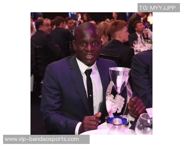 帕尔默荣获PFA年度最佳球员奖杯照片曝光引发热议